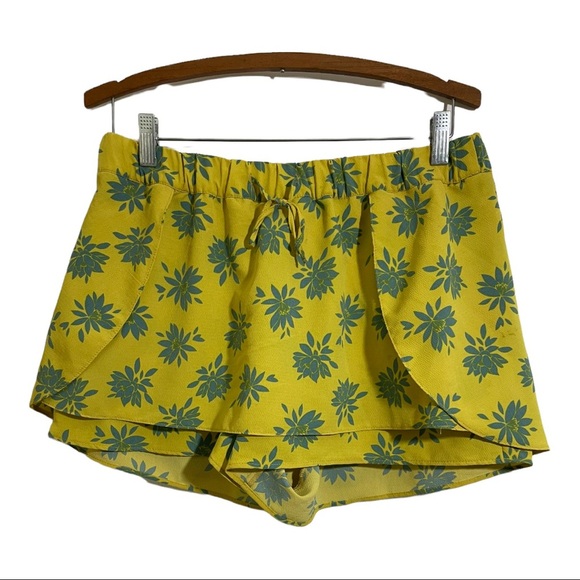 Zara yellow palm trees shorts elastic waist. Size medium/large. Yellow green - Picture 5 of 7